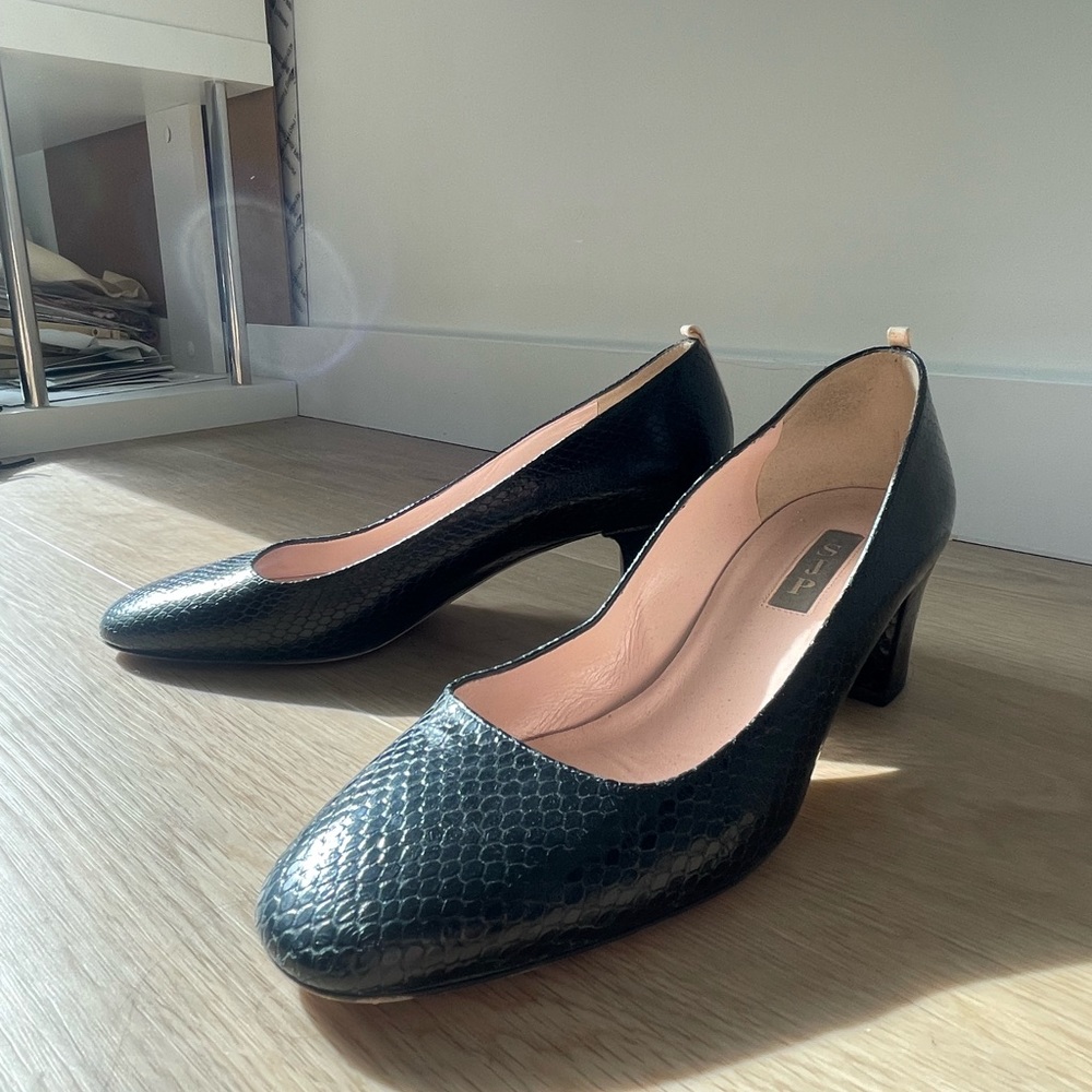 SJP by Sarah Jessica Parker - black snakeskin round toe pumps